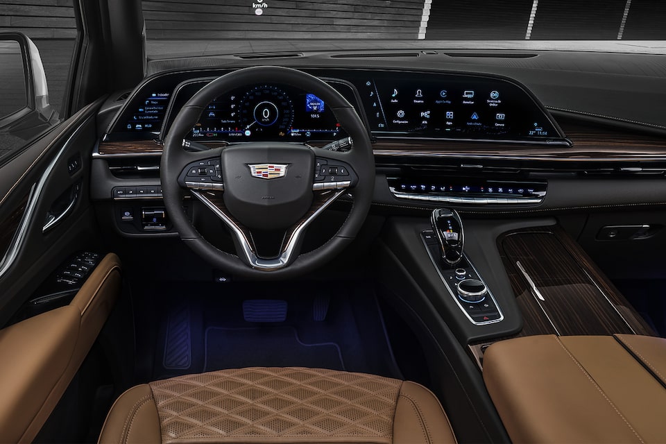 Cadillac tiene su interior hecho a mano con detalles minuciosos y sofisticados como cuero cortado, cosido, maderas naturales y metales premium