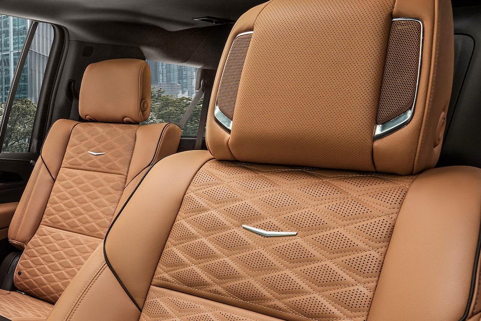 Todos los interiores de Cadillac están hechos a medida para brindarte comodidad inigualable y confort incomparable