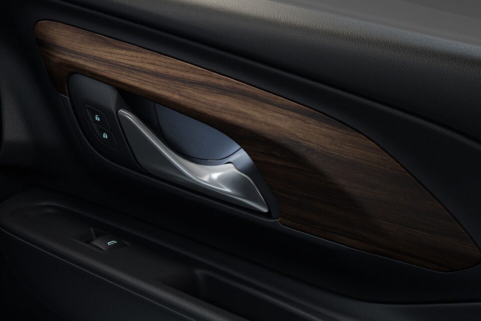Cadillac cuenta con materiales premium como maderas, cueros y adornos refinados, colocados en el interior