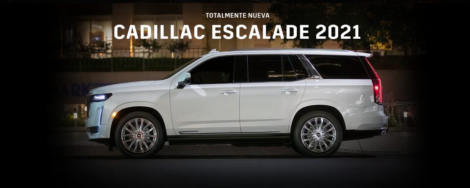 Cadillac Escalade 2021 SUV en color Crystal White Tricoat con faros en LED delanteros adaptativos y parilla con detalles en negro brillante