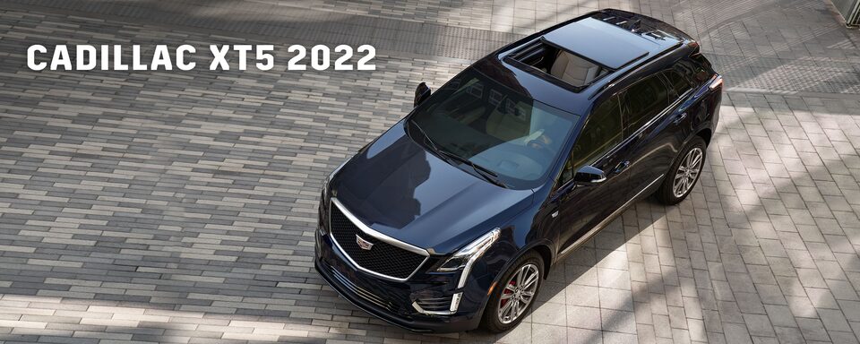 Cadillac XT5 2022, camioneta familiar con parrilla sport, rines en aluminio de 20 pulgadas y quemacocos panorámico eléctrico