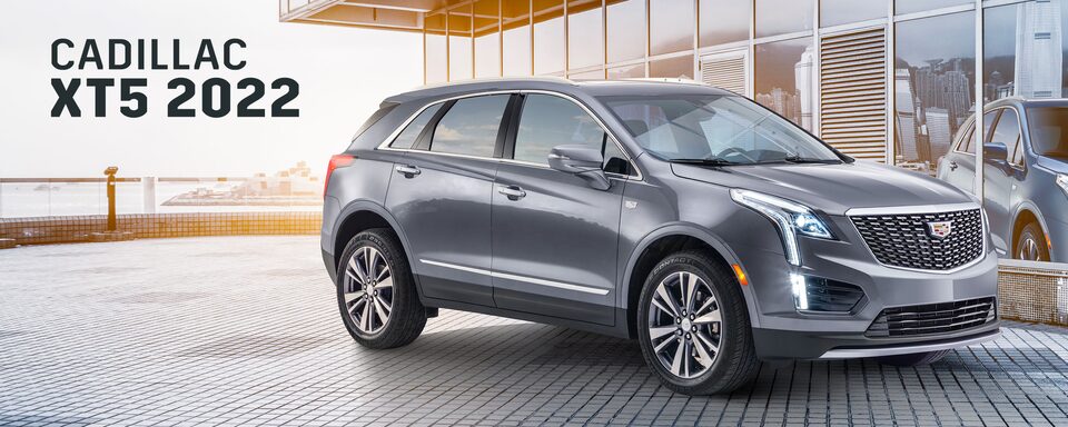 Cadillac XT5 2022, camioneta familiar con parrilla sport, rines en aluminio de 20 pulgadas y faros LED