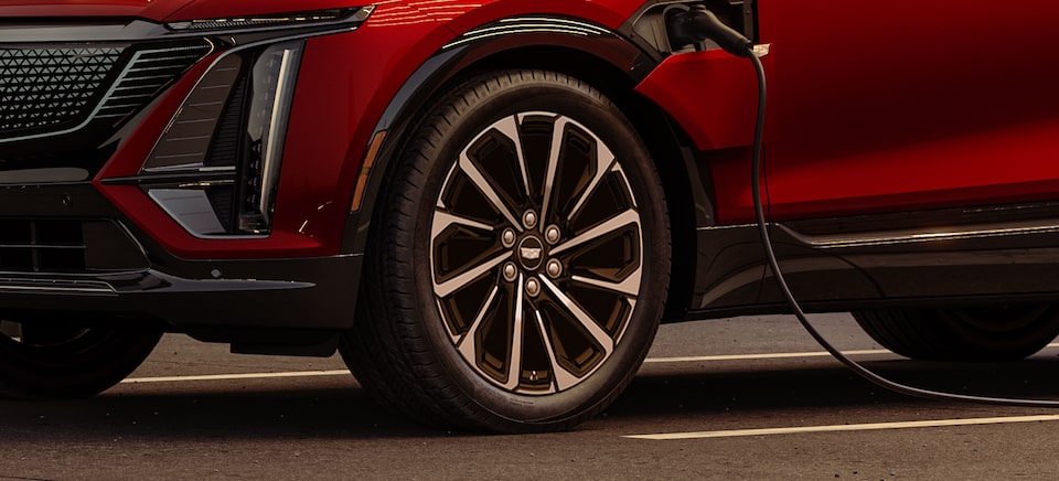 Rines de 20 pulgadas con acabado Sport Dark e inserciones aerodinámicas Gloss-Back en Cadillac Lyriq
