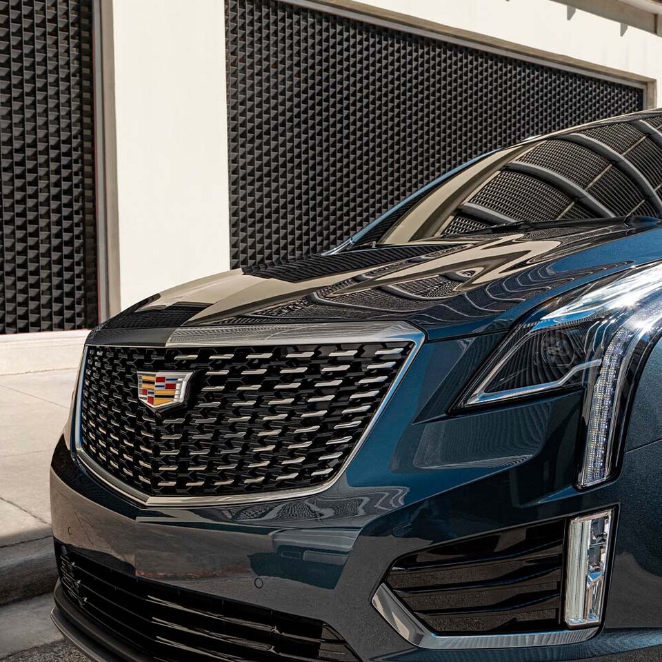 Imponente diseño frontal de Cadillac XT5 2023, con faros LED Intellibeam