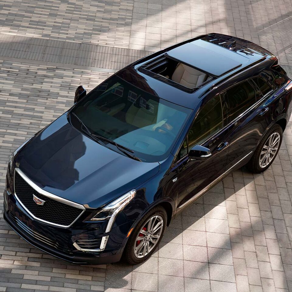 Innovador diseño exterior de Cadillac XT5 2023 con quemacocos doble