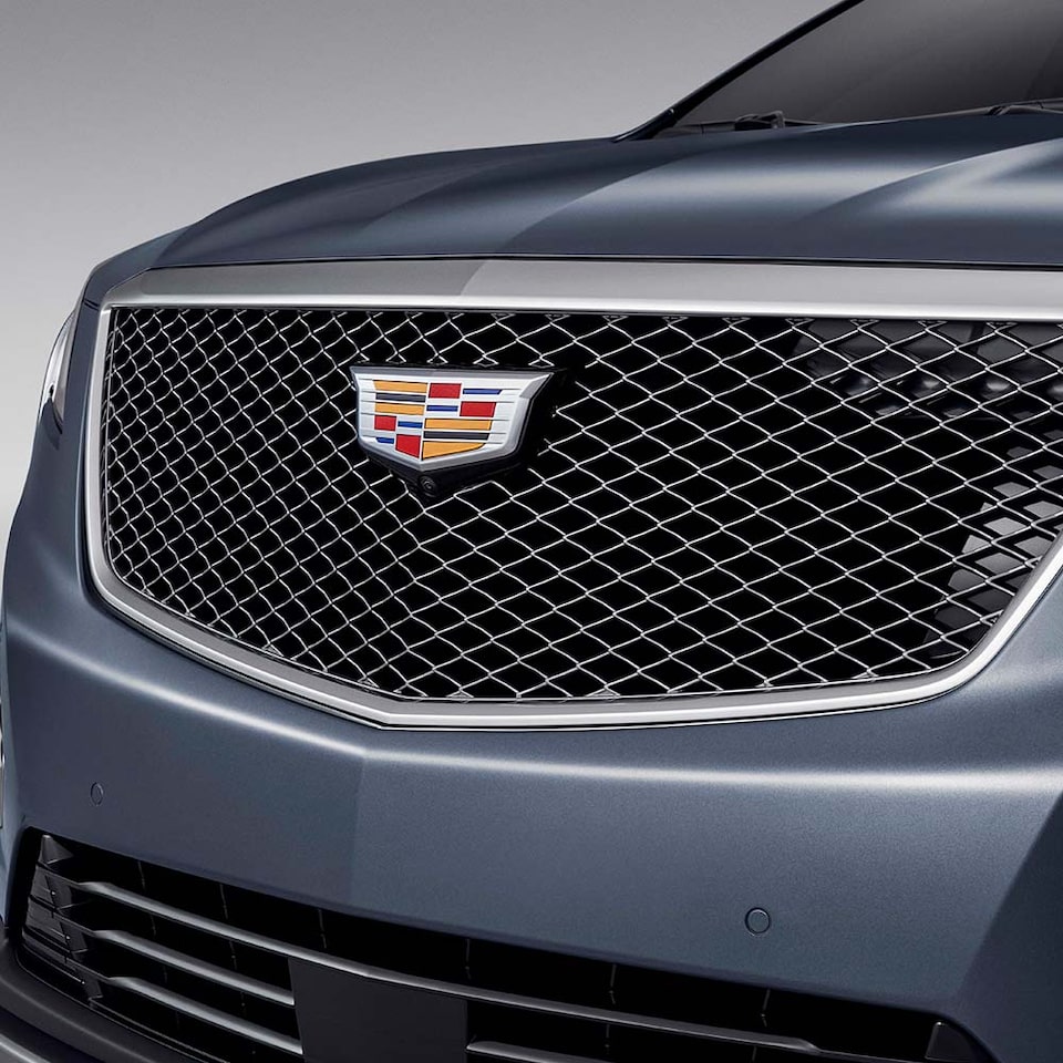 Emblema en la parrilla de lujo de tu SUV mediana, Cadillac XT5 2023