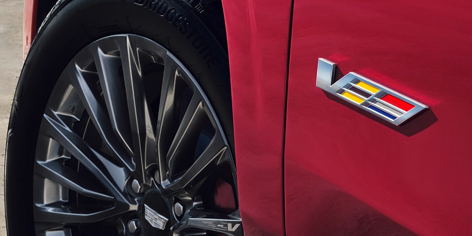 Emblema exterior exclusivo de tu camioneta grande de lujo, Cadillac Escalade-V 2024