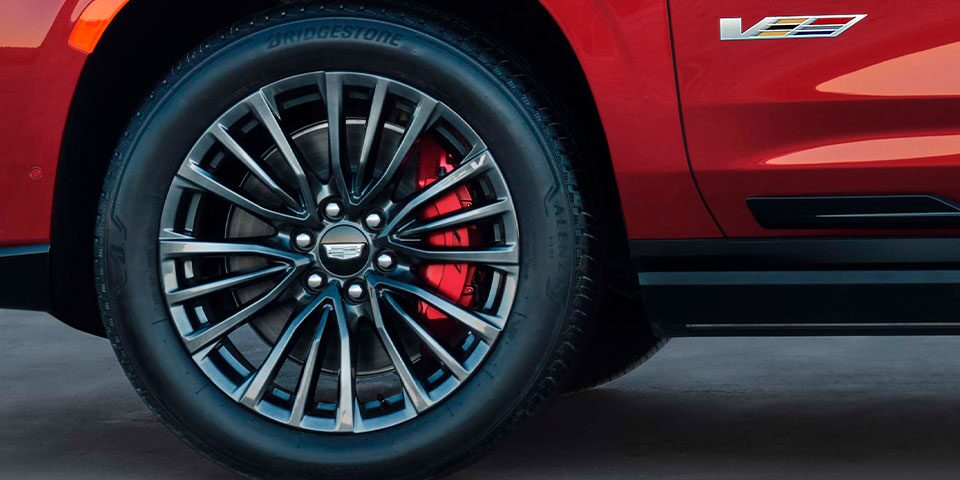 Camioneta grande de lujo, Cadillac Escalade-V 2024, con deslumbrantes rines de 22 pulgadas
