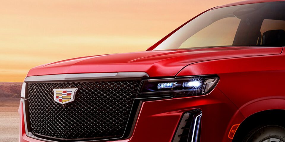 Faros Intellibeam equipados en Cadillac Escalade-V 2024 camioneta grande de lujo