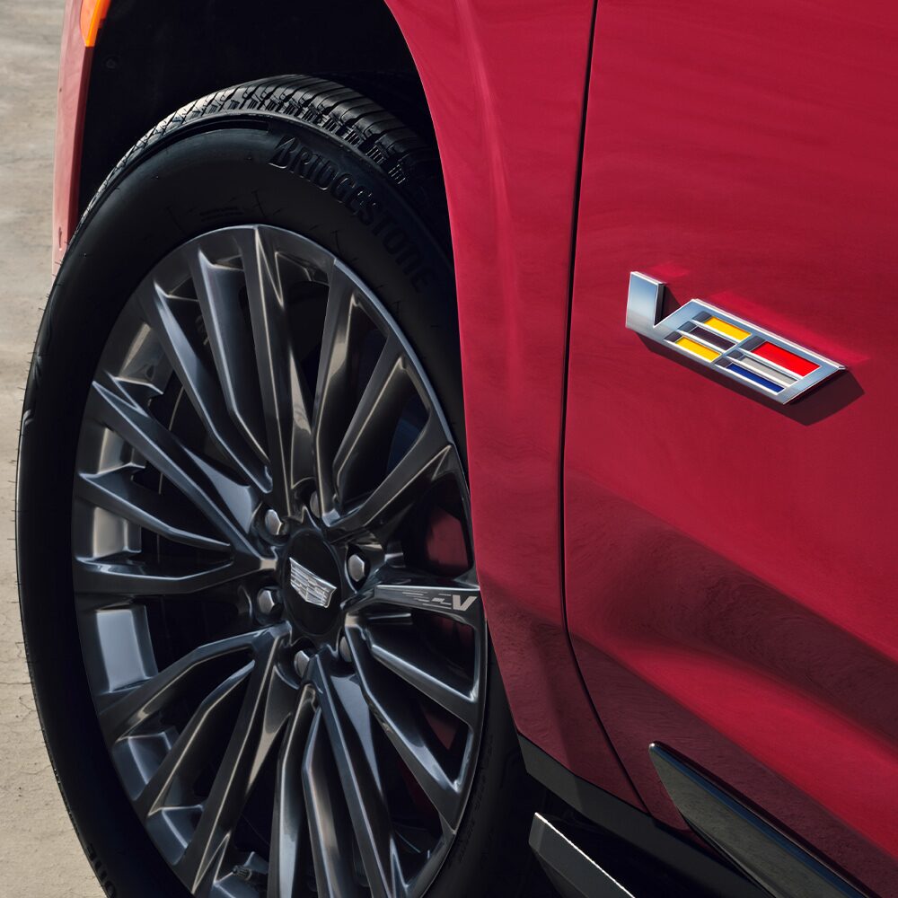 Emblema exterior exclusivo de tu camioneta grande de lujo, Cadillac Escalade-V 2024