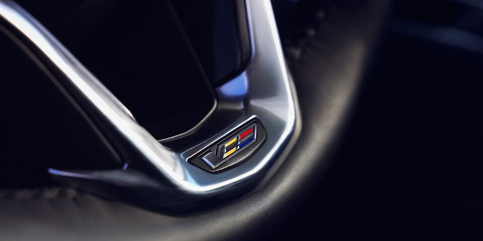 Cadillac Escalade-V 2024, camioneta grande de lujo con volante calefactable forrado en piel