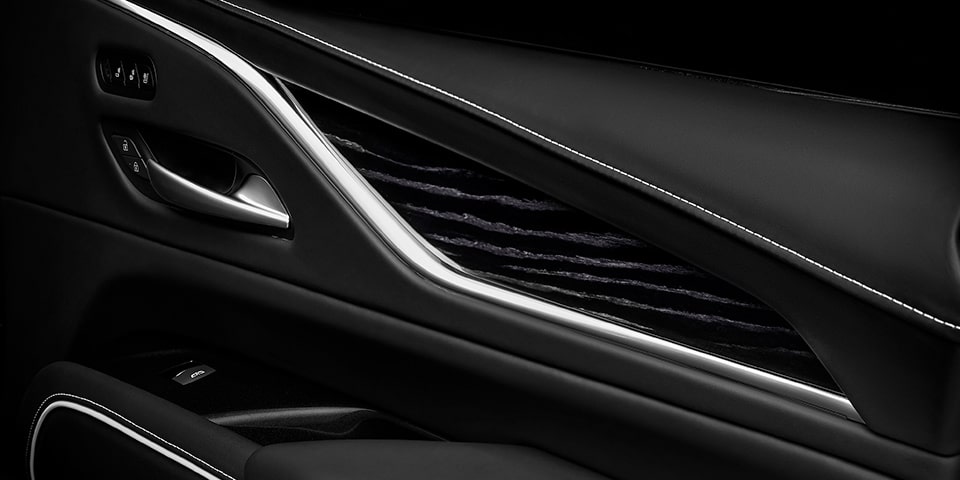 Cadillac Escalade-V 2024, camioneta grande de lujo con interiores únicos en su clase con insertos en madera