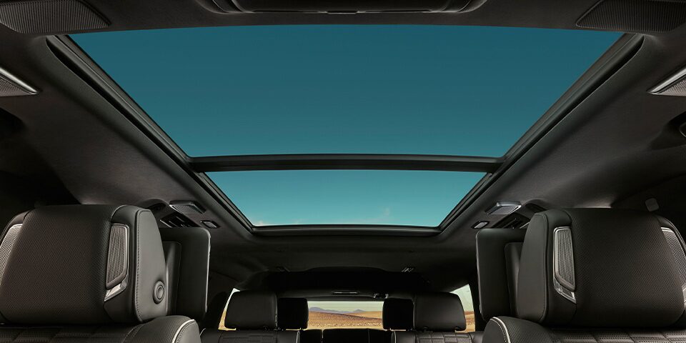 Tu camioneta grande de lujo, Cadillac Escalade-V 2024, viene equipada con quemacocos panorámico con control de inclinación