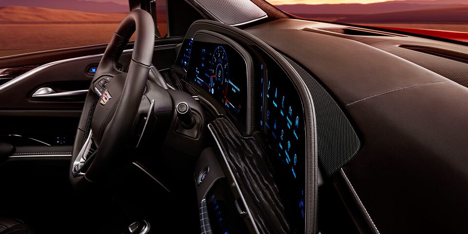 Cadillac Escalade-V 2024 cuenta con pantalla curva OLED de 38.3 pulgas. Tu camioneta grande de lujo ofrece una experiencia con tecnología de vanguardia