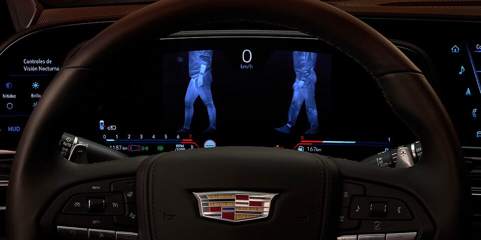Cadillac Escalade-V 2024, camioneta grande de lujo con visión nocturna y tecnología infrarroja