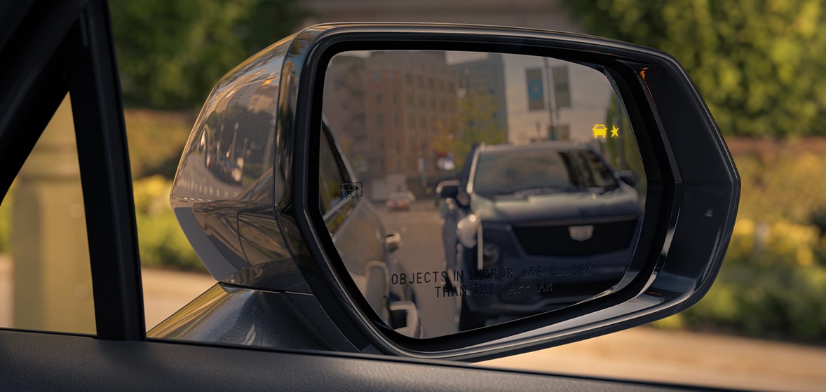 Cadillac XT4 2024, camioneta compacta de lujo con sensor de punto ciego