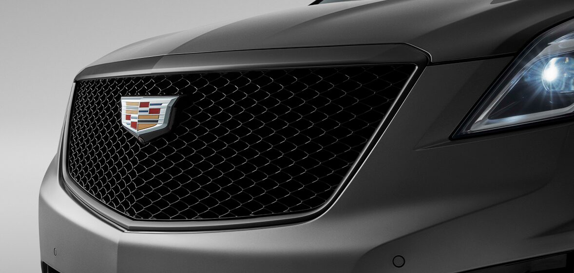 Parrilla sport en negro brillante con borde de galvano en tu Cadillac XT5 2024