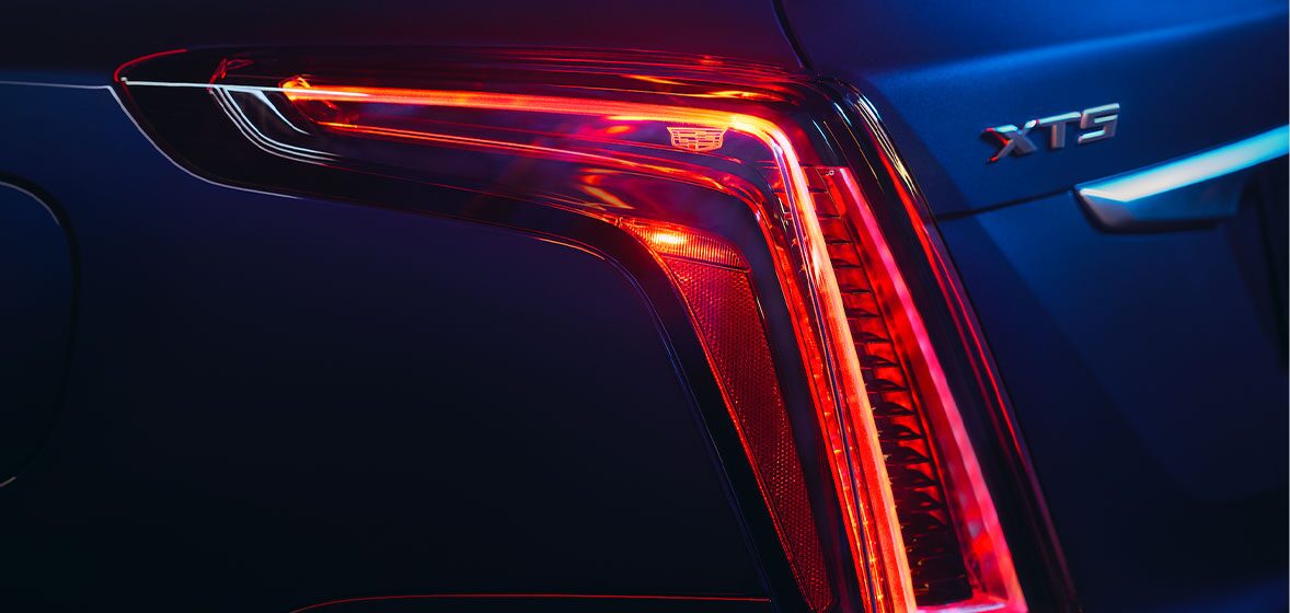 Distintivos faros LED traseros de tu Cadillac XT5 2024, SUV de lujo