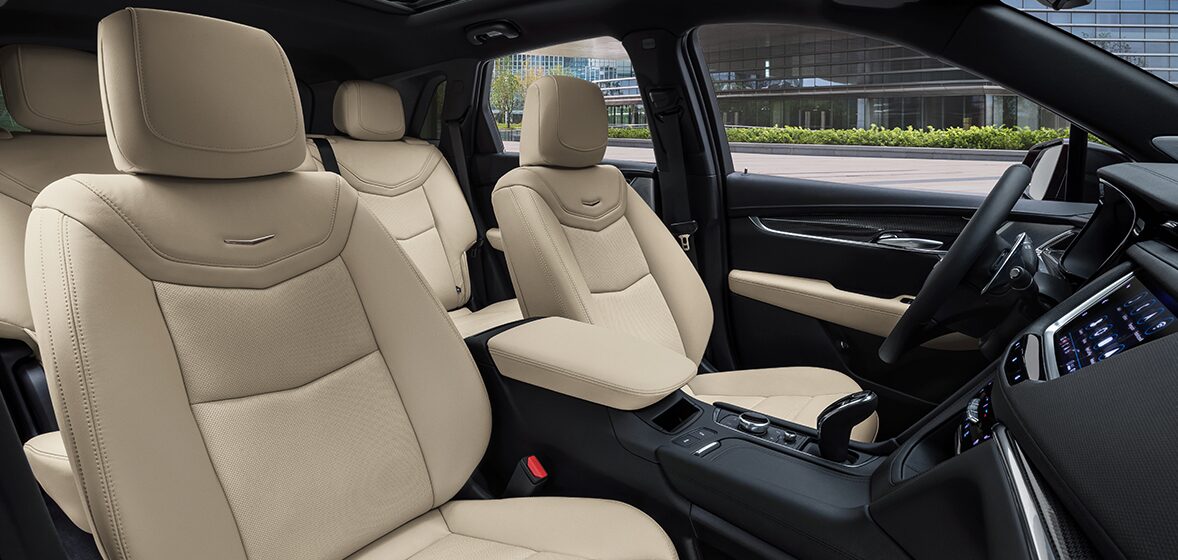 Asientos forrados en piel y materiales auténticos en el interior de Cadillac XT5 2024, SUV de lujo