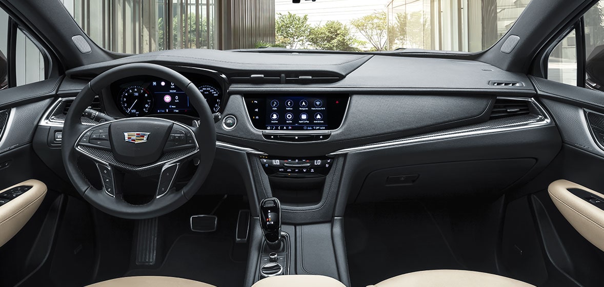Insertos de madera o fibra de carbono en el lujoso interior de tu Cadillac XT5 2024