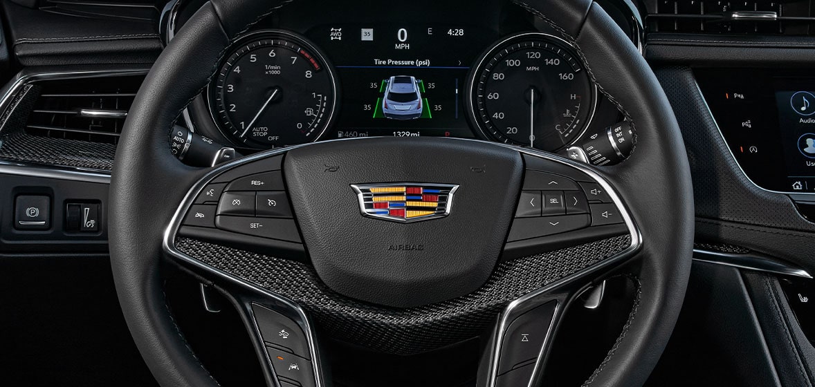 Volante forrado en piel con paletas en aluminio en tu Cadillac XT5 2024