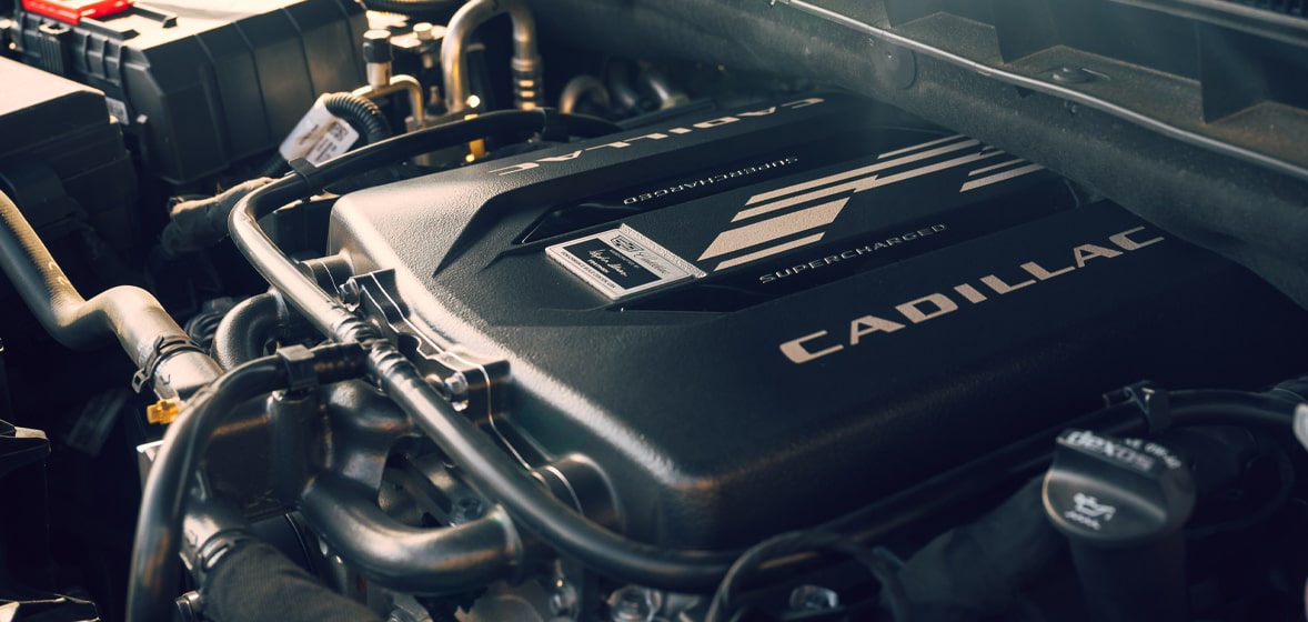 Potente motor 6.2L V8 supercargado con 682 HP en tu camioneta grande de lujo, nueva Cadillac Escalade-V 2025