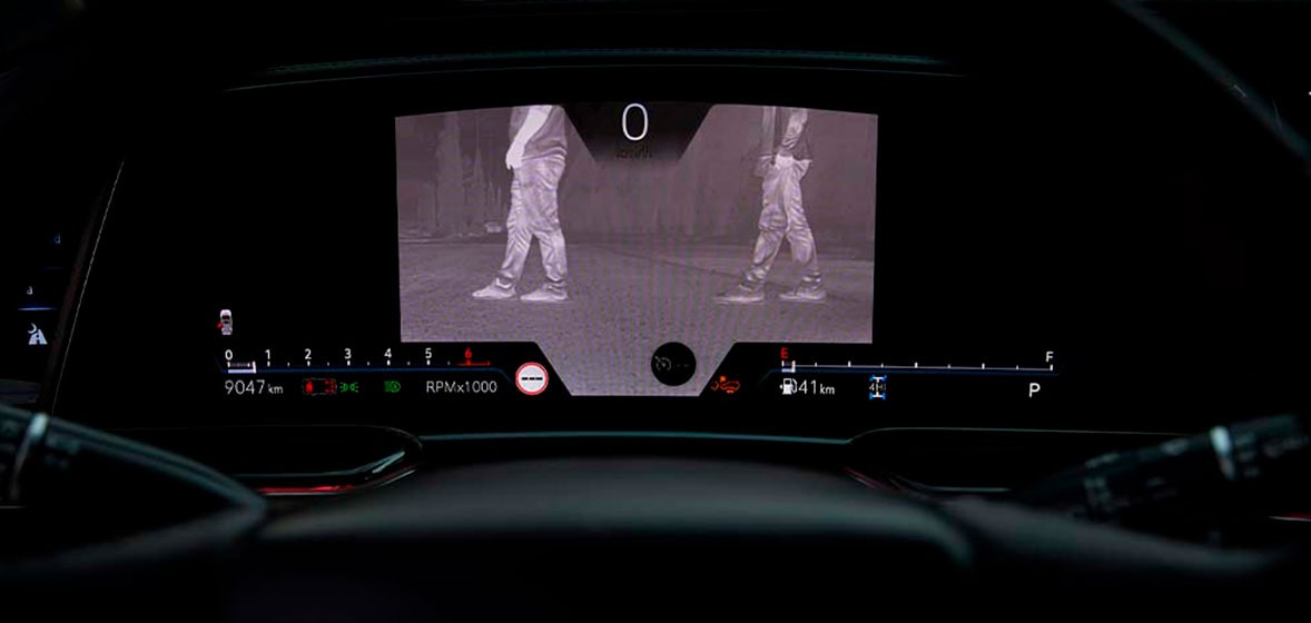 Sistema de visión nocturna con tecnología infrarroja en la nueva Cadillac Escalade-V 2025