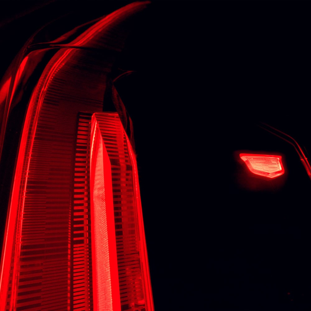 Icónica iluminación de la nueva Cadillac Escalade 2025, camioneta de lujo