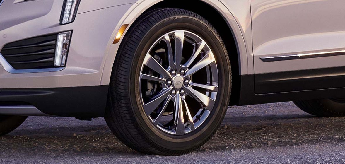 Cadillac XT5 2025, SUV de lujo con rines de aluminio de 20 pulgadas