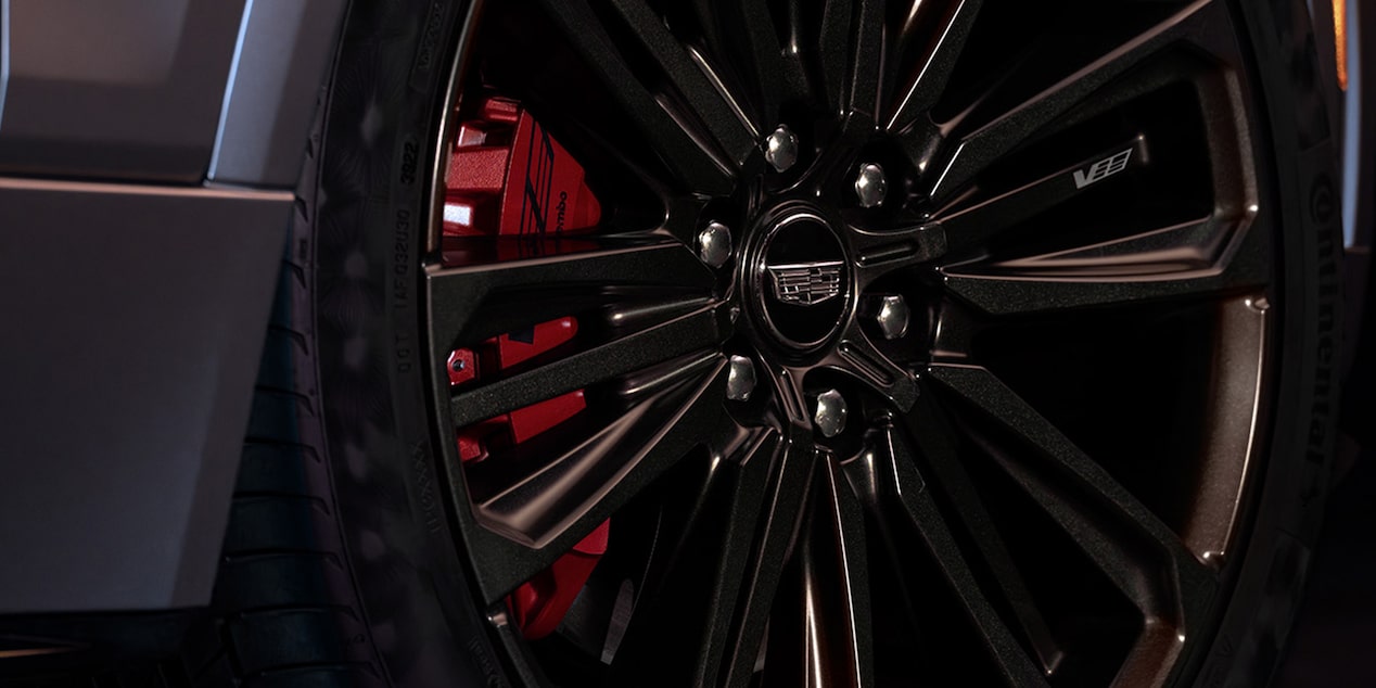 Frenos delanteros Brembo con cáliper rojo en tu Cadillac Lyriq-V, SUV eléctrica de lujo