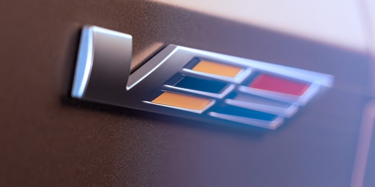 Emblema exclusivo V-Series en tu Cadillac Lyriq-V, SUV eléctrica