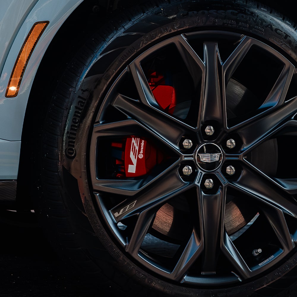 Rines de 21” Satin Graphite en SUV eléctrica de alto rendimiento Cadillac OPTIQ-V.