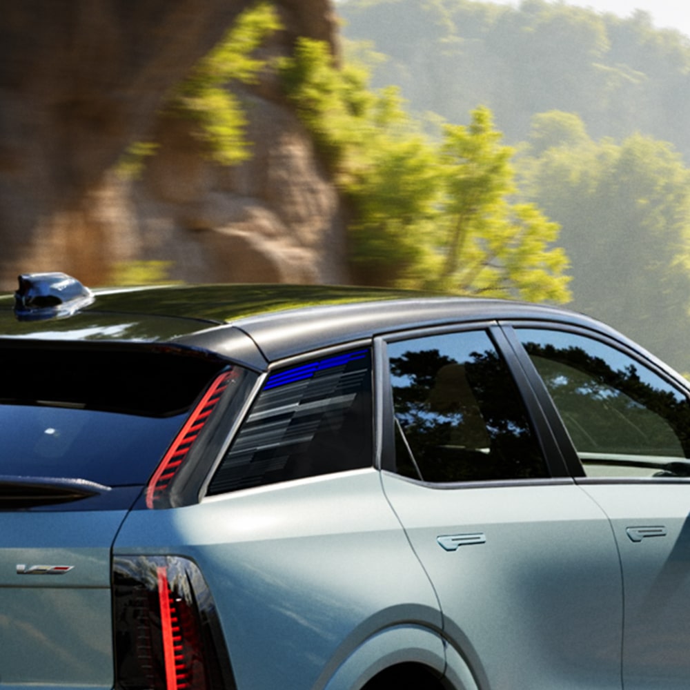 Techo de cristal fijo en Cadillac OPTIQ-V, SUV eléctrica de alto rendimiento.