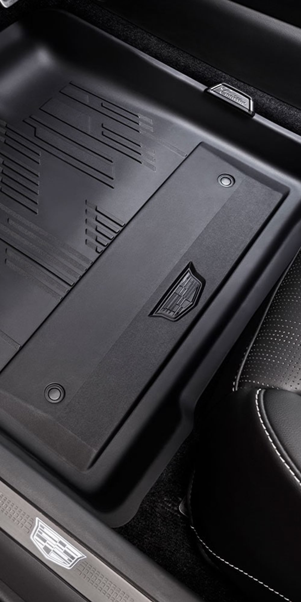  OPTIQ 2026, tapete de vinil rígido de 1ra y 2da fila con logo Cadillac