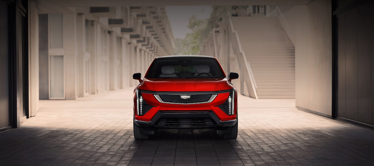 Cadillac OPTIQ 2027 en vista frontal dentro de un espacio arquitectónico. Conoce los distribuidores oficiales
