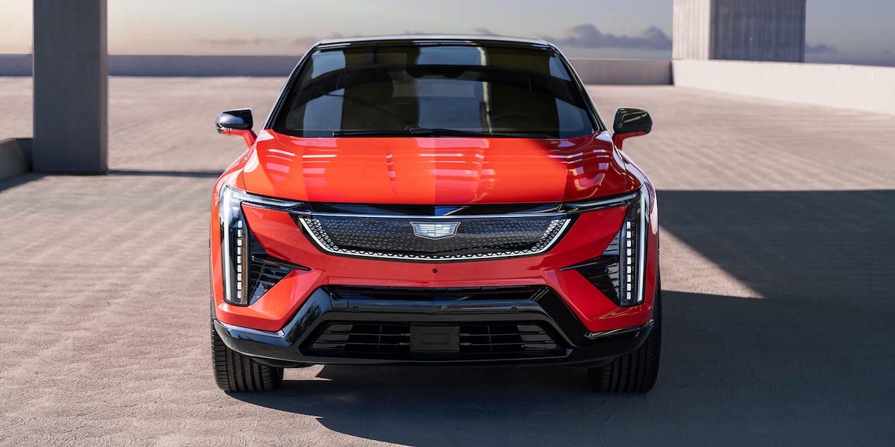 Cadillac OPTIQ 2027 en vista frontal sobre una plaza