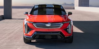 Cadillac OPTIQ 2027 en vista frontal sobre una plaza