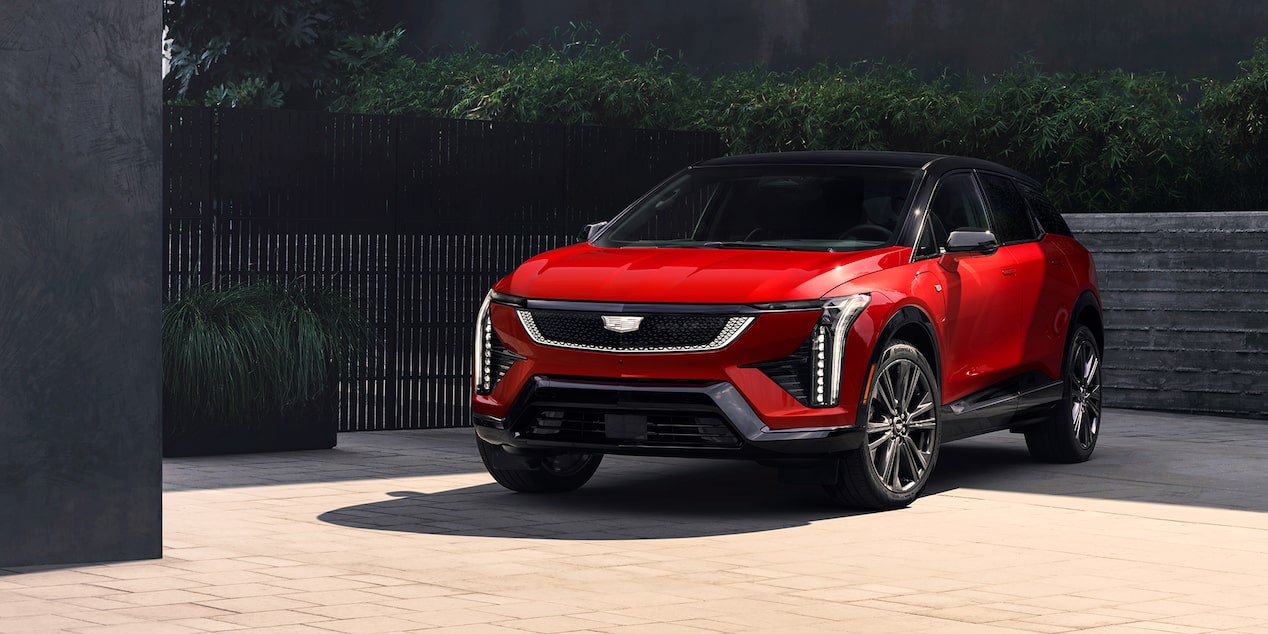 Cadillac OPTIQ 2027 en vista frontal de tres cuartos sobre una plaza