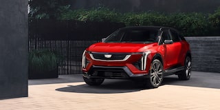 Cadillac OPTIQ 2027 en vista frontal de tres cuartos sobre una plaza