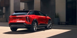 Cadillac OPTIQ 2027 en vista trasera de tres cuartos