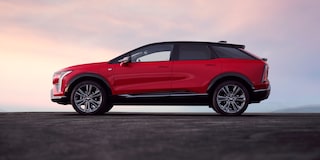 Cadillac OPTIQ 2027 en vista lateral de perfil