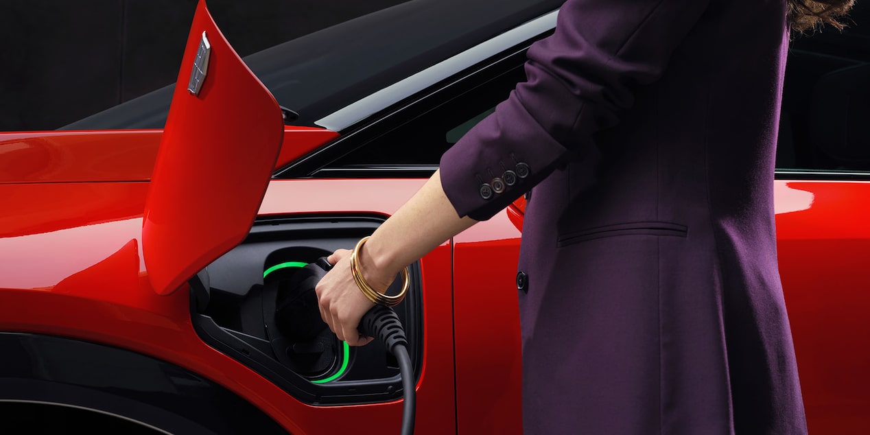 Cadillac OPTIQ 2027 conectado a un cargador eléctrico