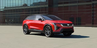 Cadillac OPTIQ 2027 frente a un edificio de arquitectura moderna