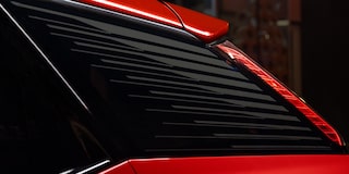 Cadillac OPTIQ 2027 con detalle del pilar trasero y calavera LED