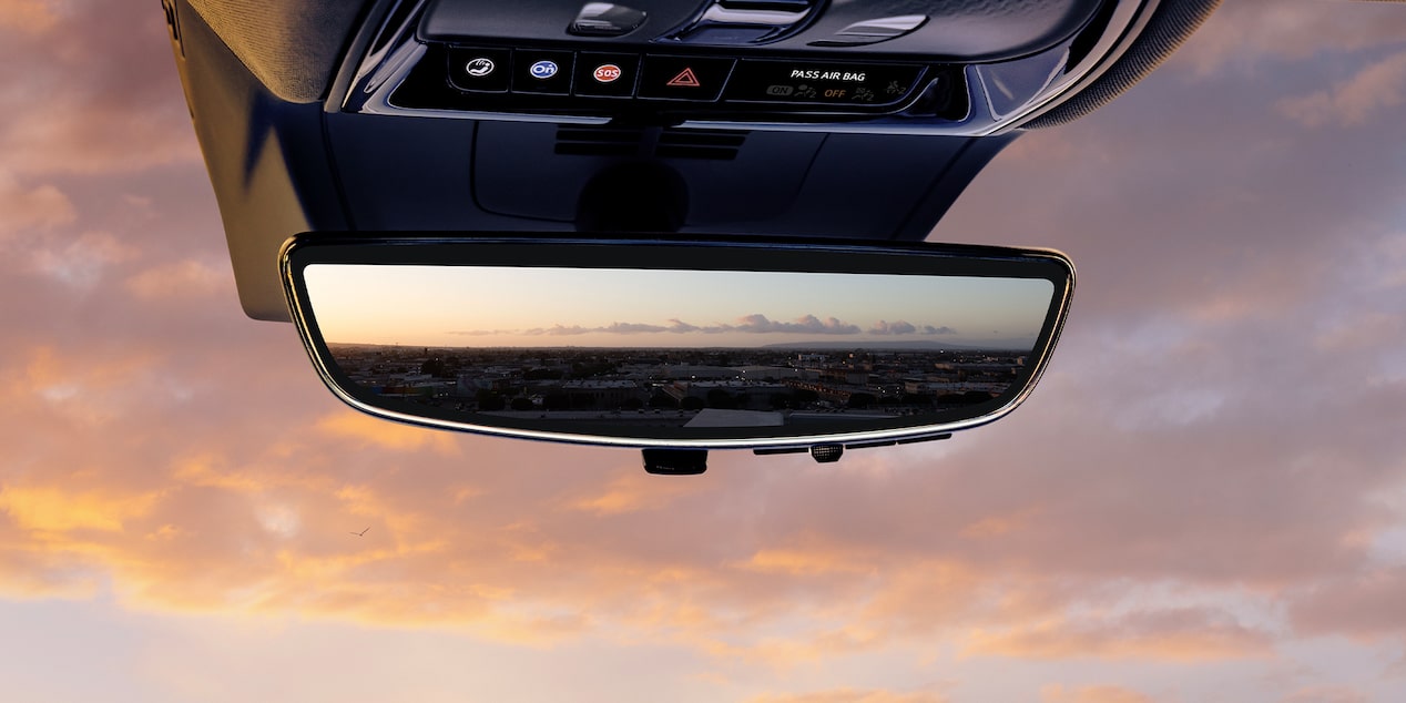 Cadillac OPTIQ 2027 con espejo retrovisor digital mostrando el camino