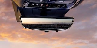 Cadillac OPTIQ 2027 con espejo retrovisor digital mostrando el camino