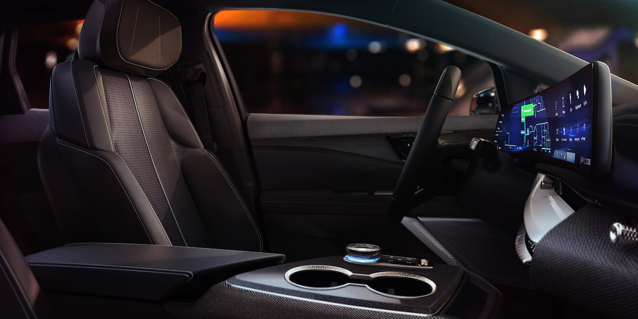 Cadillac OPTIQ 2027 con asientos delanteros, consola y pantalla central