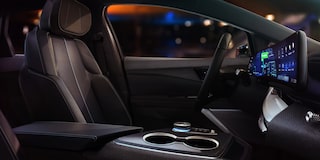 Cadillac OPTIQ 2027 con asientos delanteros, consola y pantalla central