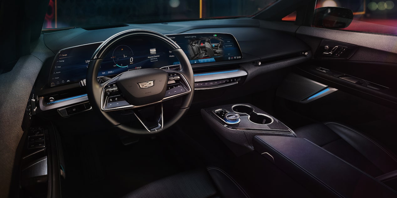 Cadillac OPTIQ 2027 con volante y tablero digital en interior oscuro