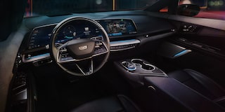 Cadillac OPTIQ 2027 con volante y tablero digital en interior oscuro